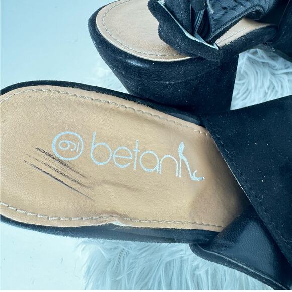 Betani Jillian Women's Ankle Strap Cut Out Back Block Heel Ankle Booties 9 - Picture 2 of 5